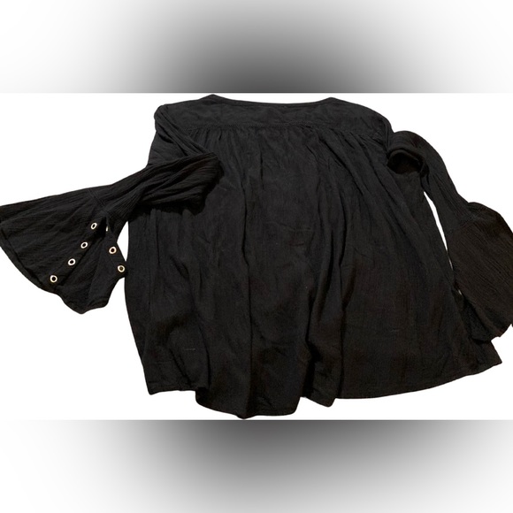 Bell sleeve top. XL - Picture 2 of 11